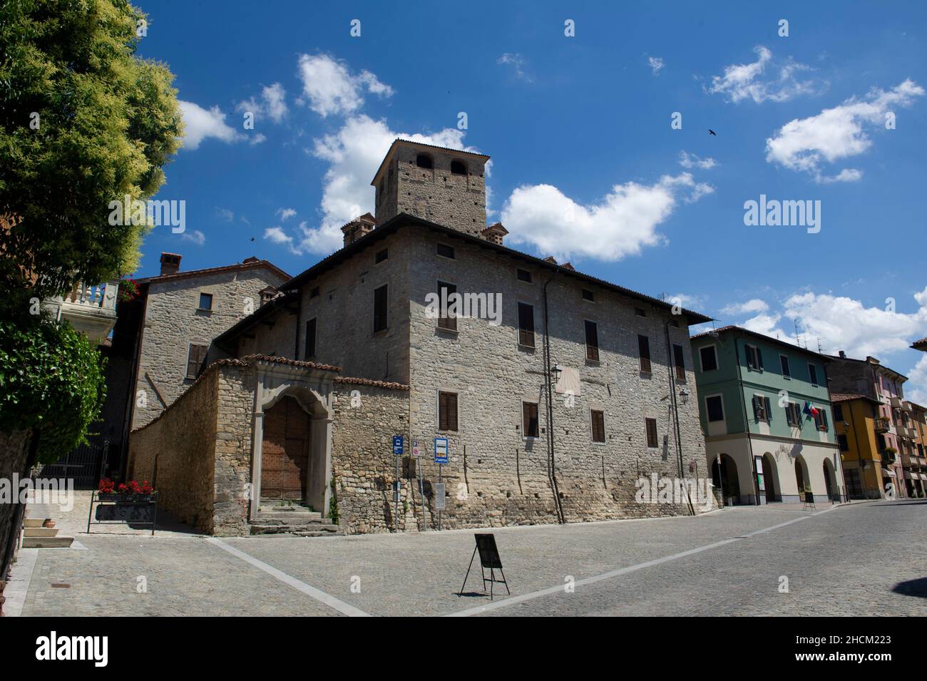 Europa, Italia, Lombardia, Pavia, Varzi, un borgo medievale e luogo di produzione di rinomati salumi. Castello Malaspina. Foto Stock