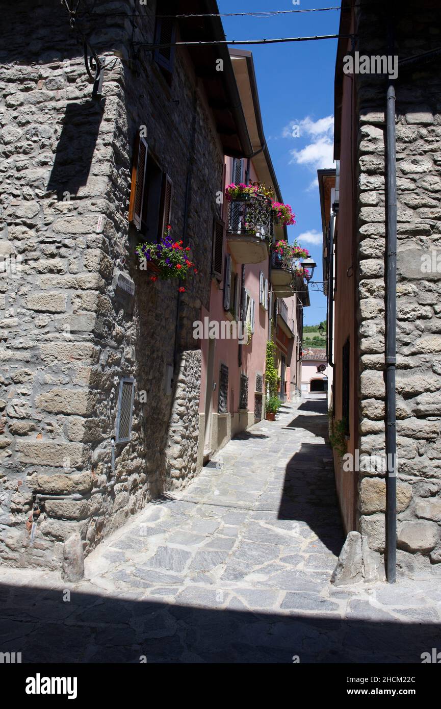 Europa, Italia, Lombardia, Pavia, Varzi, un borgo medievale e luogo di produzione di rinomati salumi Foto Stock