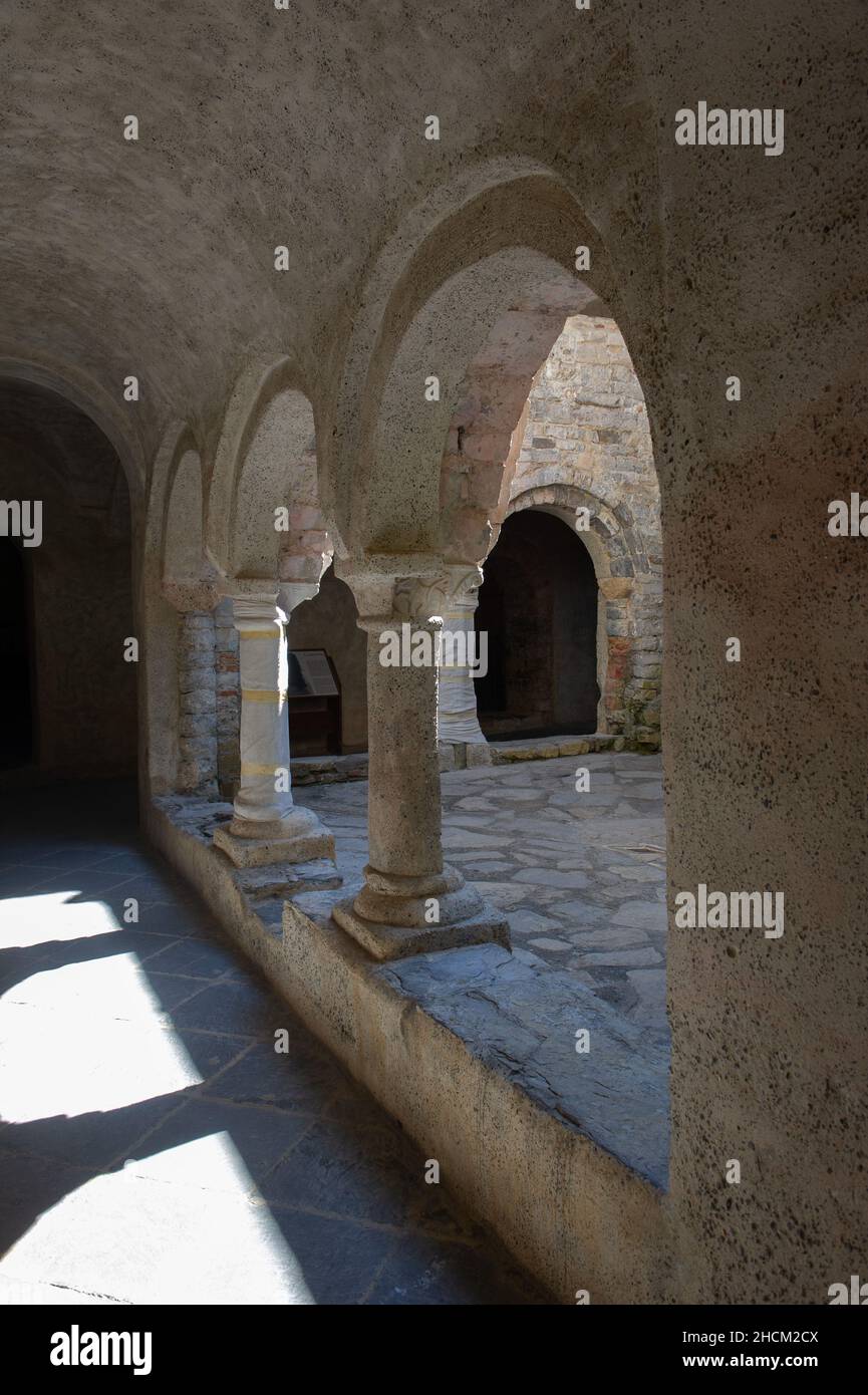 Europa, Italia, Camogli, Abbazia nella baia di S. Fruttuoso, sul Mediterraneo in Liguria. Foto Stock