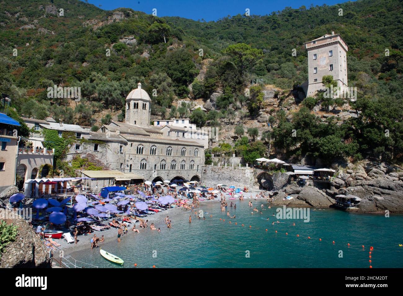 Europa, Italia, Camogli, Abbazia nella baia di S. Fruttuoso, sul Mediterraneo in Liguria. Foto Stock