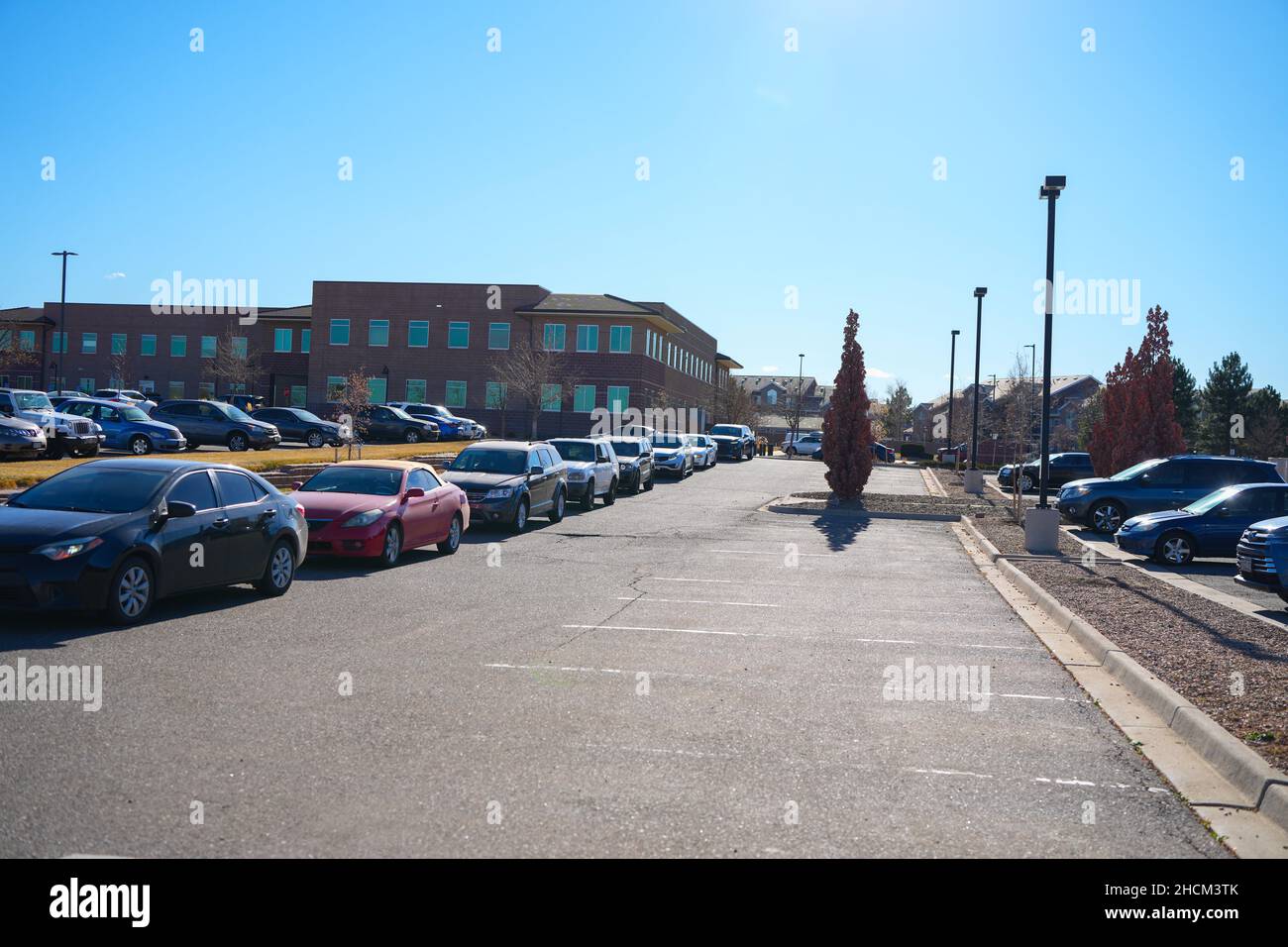 Un paesaggio di auto moderne in attesa in fila su un parcheggio in una giornata di sole Foto Stock