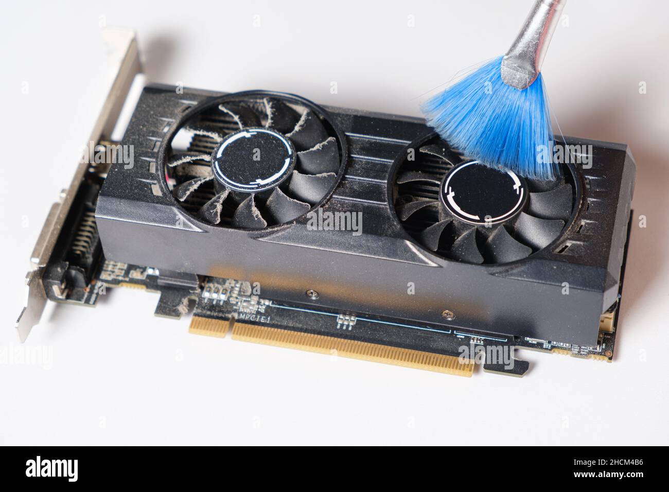 La procedura guidata del computer rimuove la polvere dalla scheda video. Foto Stock