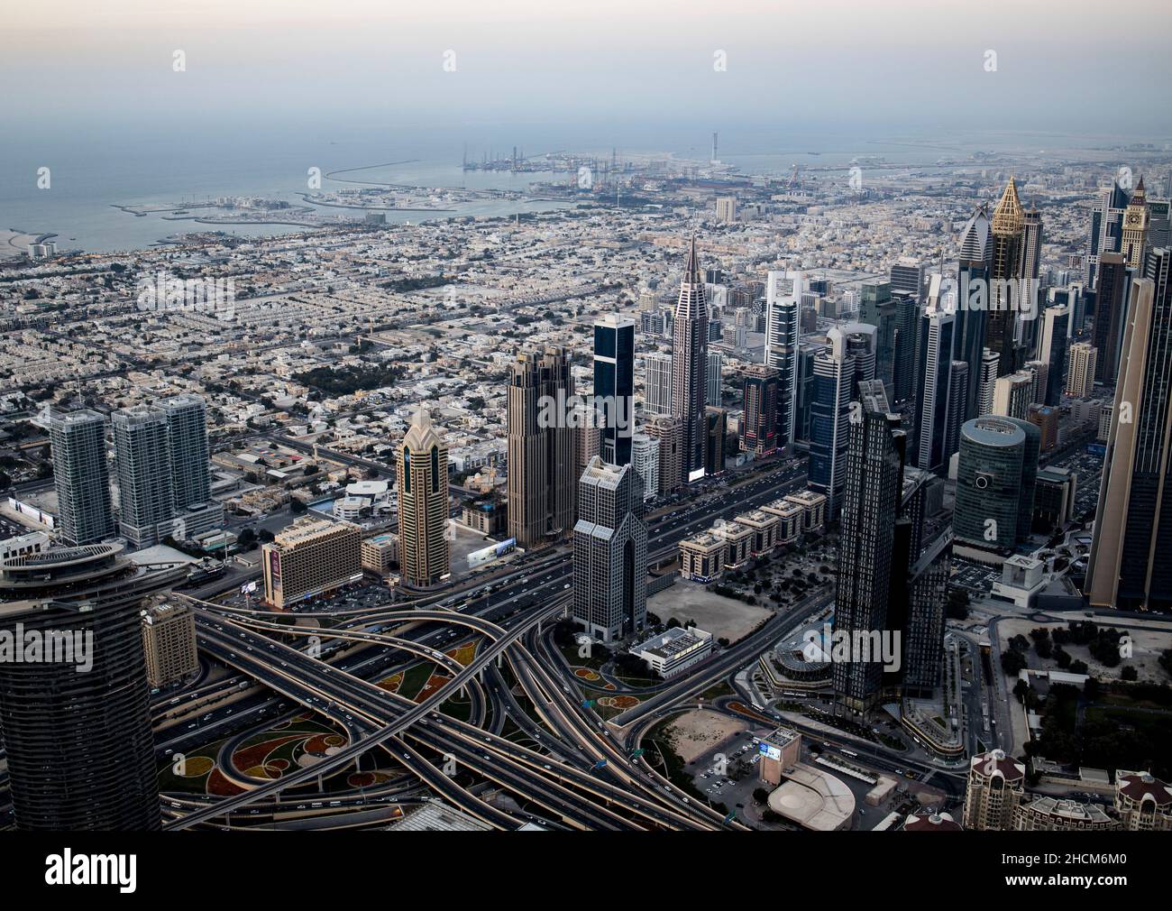 Il paesaggio urbano di Dubai dal 125th° piano del Burj Khalifa. Gli Emirati Arabi Uniti. Foto Stock