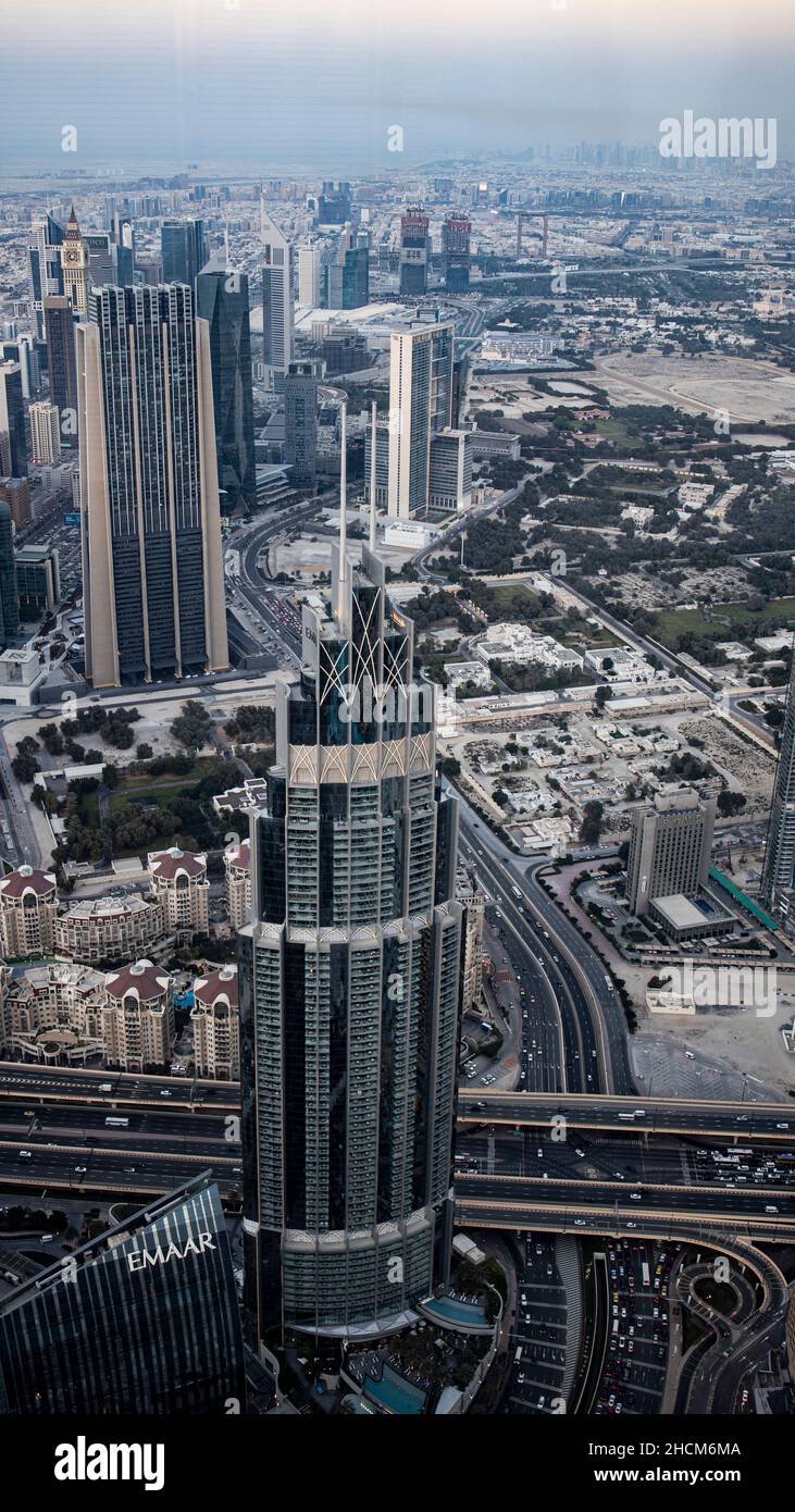 Foto verticale del paesaggio urbano di Dubai dal 125th° piano del Burj Khalifa. Emirati Arabi Uniti. Foto Stock