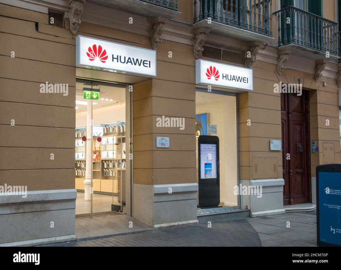 Huawei, cellulare, telefono cellulare facciata negozio nel centro di Malaga, Spagna. Foto Stock