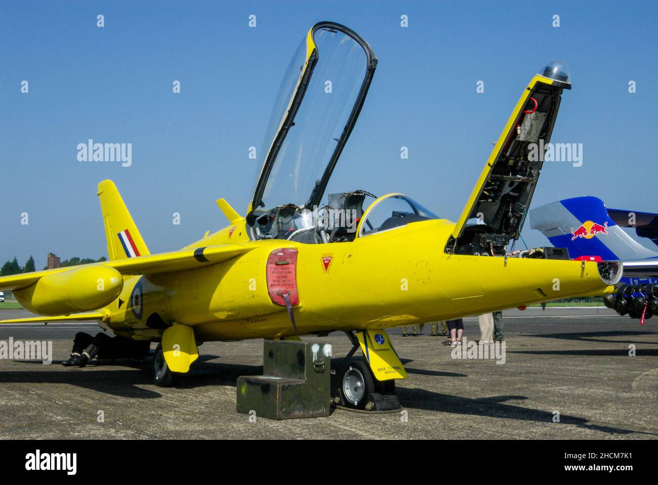 Aereo a reazione Folland Gnat T.1 sulla linea di volo per il Biggin Hill Airshow 2005 in preparazione con la baia del naso aperta. Colori della squadra di Yellowjacks Foto Stock