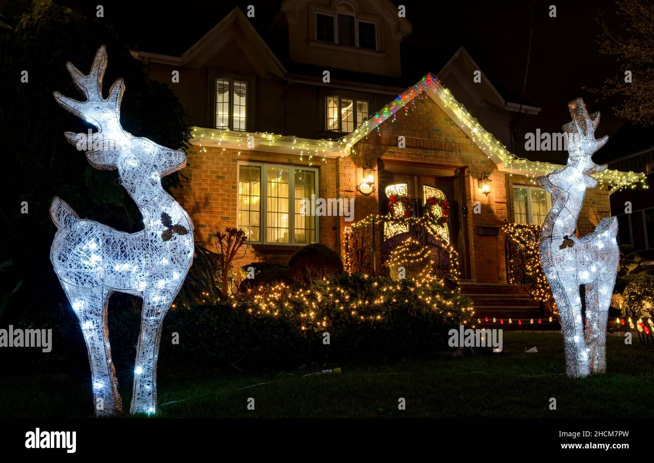 Decorazioni natalizie al Dyker Heights, un quartiere di Brooklyn noto per le sue stravaganti mostre natalizie. New York, Stati Uniti Foto Stock