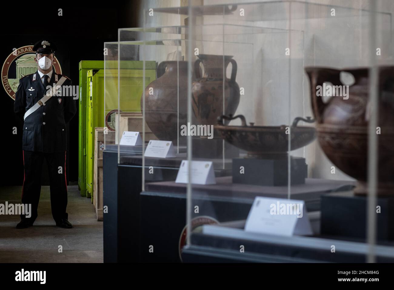 Roma, Italia. 30th Dic 2021. Un ufficiale della gendarmeria nazionale d'Italia, Carabinieri, è in guardia accanto ai vasi esposti durante una conferenza stampa. La polizia italiana ha recuperato circa 200 tesori d'arte stimati a circa dieci milioni di euro (11,32 milioni di dollari). Credit: Oliver Weiken/dpa/Alamy Live News Foto Stock