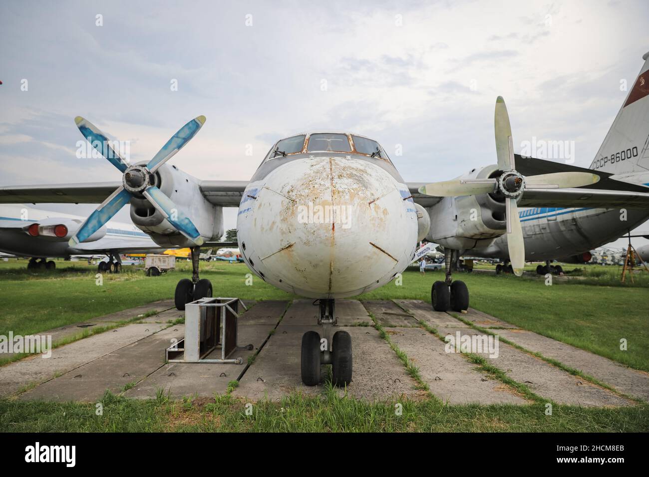 KIEV, UCRAINA - 01 AGOSTO 2021: Uhuru Airlines Antonov AN-26 esposto al Museo dell'Aviazione statale di Oleg Antonov Foto Stock