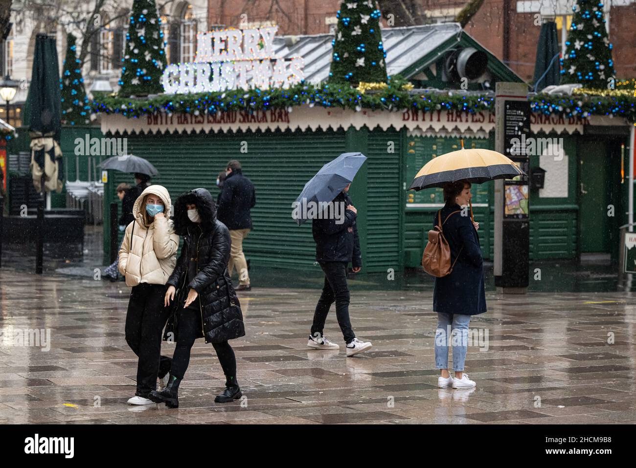 CARDIFF, GALLES - 24 DICEMBRE: Acquirenti sul Hayes il 24 dicembre 2021 a Cardiff, Galles. Foto Stock