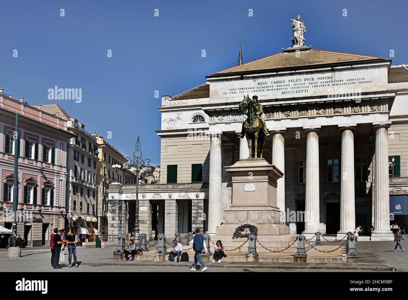 Statua equestre di Guiseppe Garibaldi di fronte al Teatro Carol Felice in Piazza De Ferrari, Genova, Italia Genova, Genova, Italia, Italiano. Foto Stock