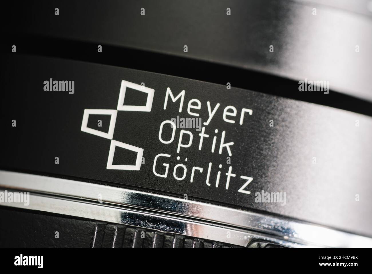 Primo piano sul logo Meyer Görlitz Optik su un obiettivo DSLR. Meyer Gorlitz è Optical Company Company Company - il secondo fornitore mondiale di lenti in Germania dopo il W Foto Stock
