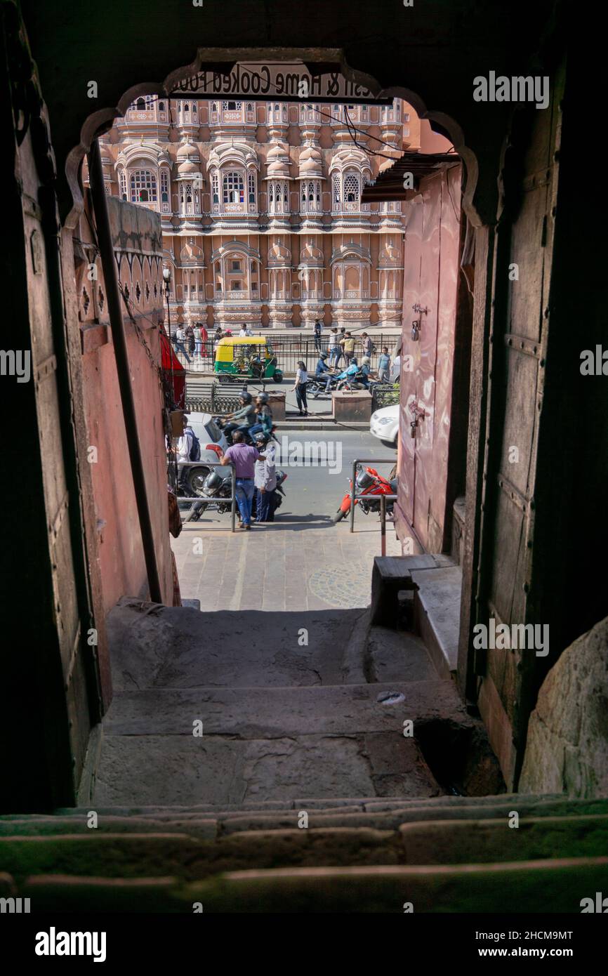Porta che domina Hawa Mahal Palace, Jaipur, Rajasthan. Foto Stock