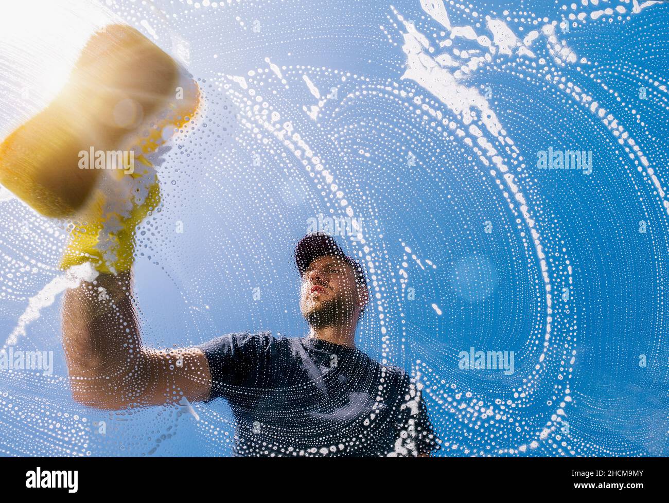 Detergente per cristalli con spugna per vetri di pulizia, immagine di pulizia del prodotto Foto Stock