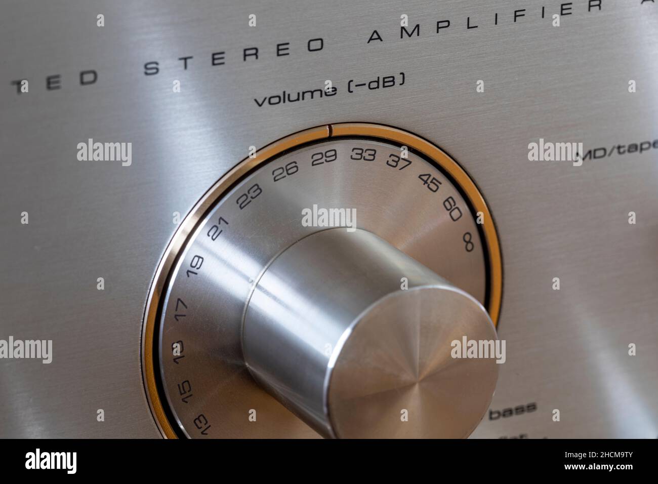 La manopola di controllo del volume su un amplificatore stereo. Foto Stock