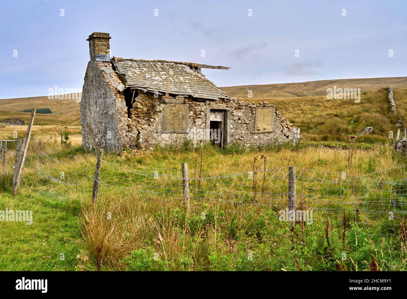 Cottage abbandonato e rovinato nel North Yorkshire Dales, Inghilterra Foto Stock