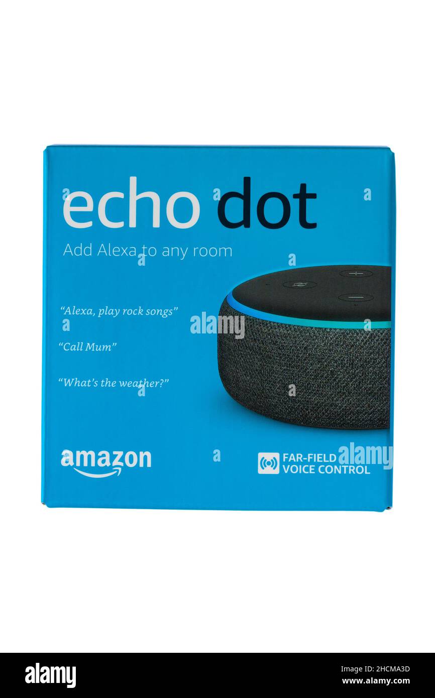 Amazon Echo Dot aggiunge Alexa a qualsiasi stanza isolata su sfondo bianco Foto Stock