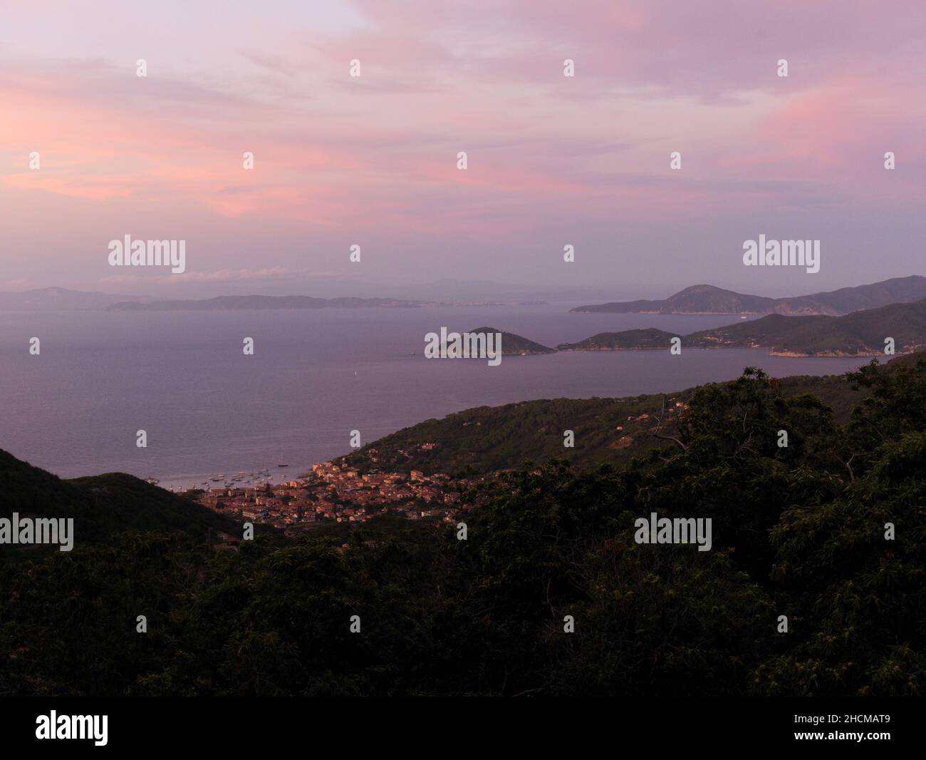 Vista panoramica del Parco Nazionale dell'Arcipelago Toscano a Portoferraio, Italia al tramonto Foto Stock
