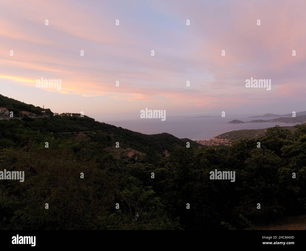 Vista panoramica del Parco Nazionale dell'Arcipelago Toscano a Portoferraio, Italia al tramonto Foto Stock
