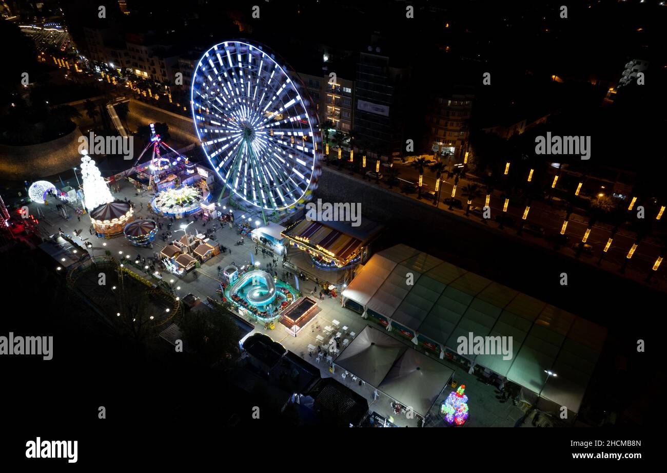 Fotografia aerea con droni di un parco divertimenti con giochi illuminati a Natale. Nicosia Cipro Foto Stock