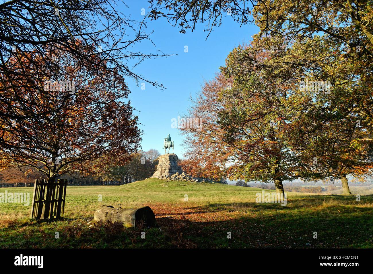 La statua equestre del Cavallo di rame di re George Third su Snow Hill nel Windsor Great Park, in un giorno d'inverno soleggiato, Berkshire Inghilterra UK Foto Stock