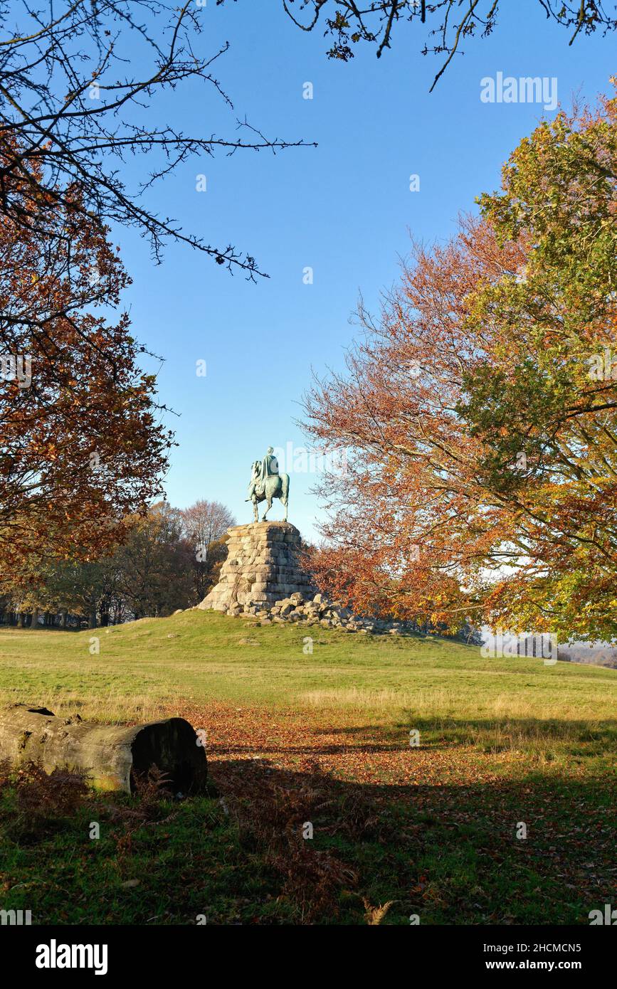 La statua equestre del Cavallo di rame di re George Third su Snow Hill nel Windsor Great Park, in un giorno d'inverno soleggiato, Berkshire Inghilterra UK Foto Stock