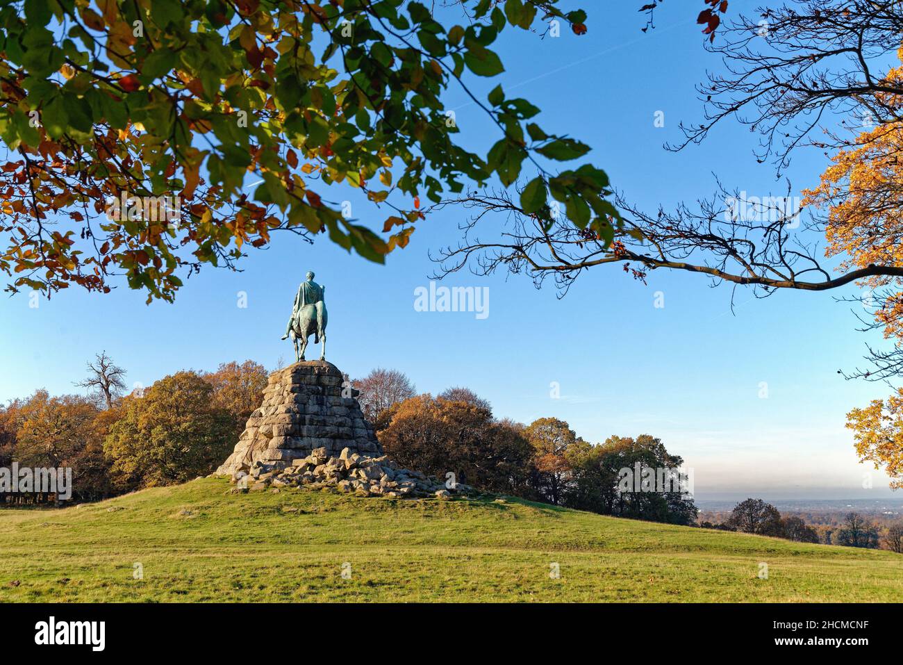 La statua equestre del Cavallo di rame di re George Third su Snow Hill nel Windsor Great Park, in un giorno d'inverno soleggiato, Berkshire Inghilterra UK Foto Stock