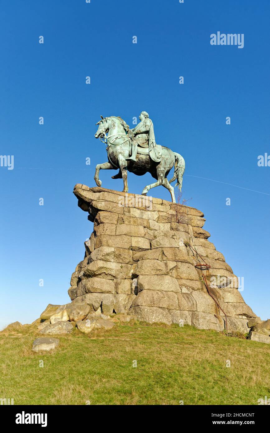 La statua equestre del Cavallo di rame di re George Third su Snow Hill nel Windsor Great Park, in un giorno d'inverno soleggiato, Berkshire Inghilterra UK Foto Stock