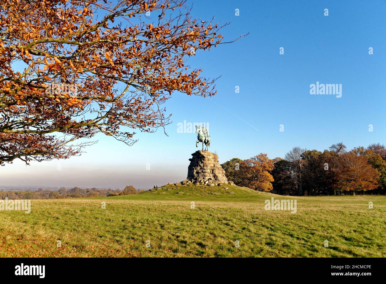 La statua equestre del Cavallo di rame di re George Third su Snow Hill nel Windsor Great Park, in un giorno d'inverno soleggiato, Berkshire Inghilterra UK Foto Stock