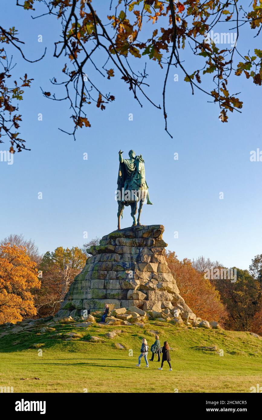 La statua equestre del Cavallo di rame di re George Third su Snow Hill nel Windsor Great Park, in un giorno d'inverno soleggiato, Berkshire Inghilterra UK Foto Stock