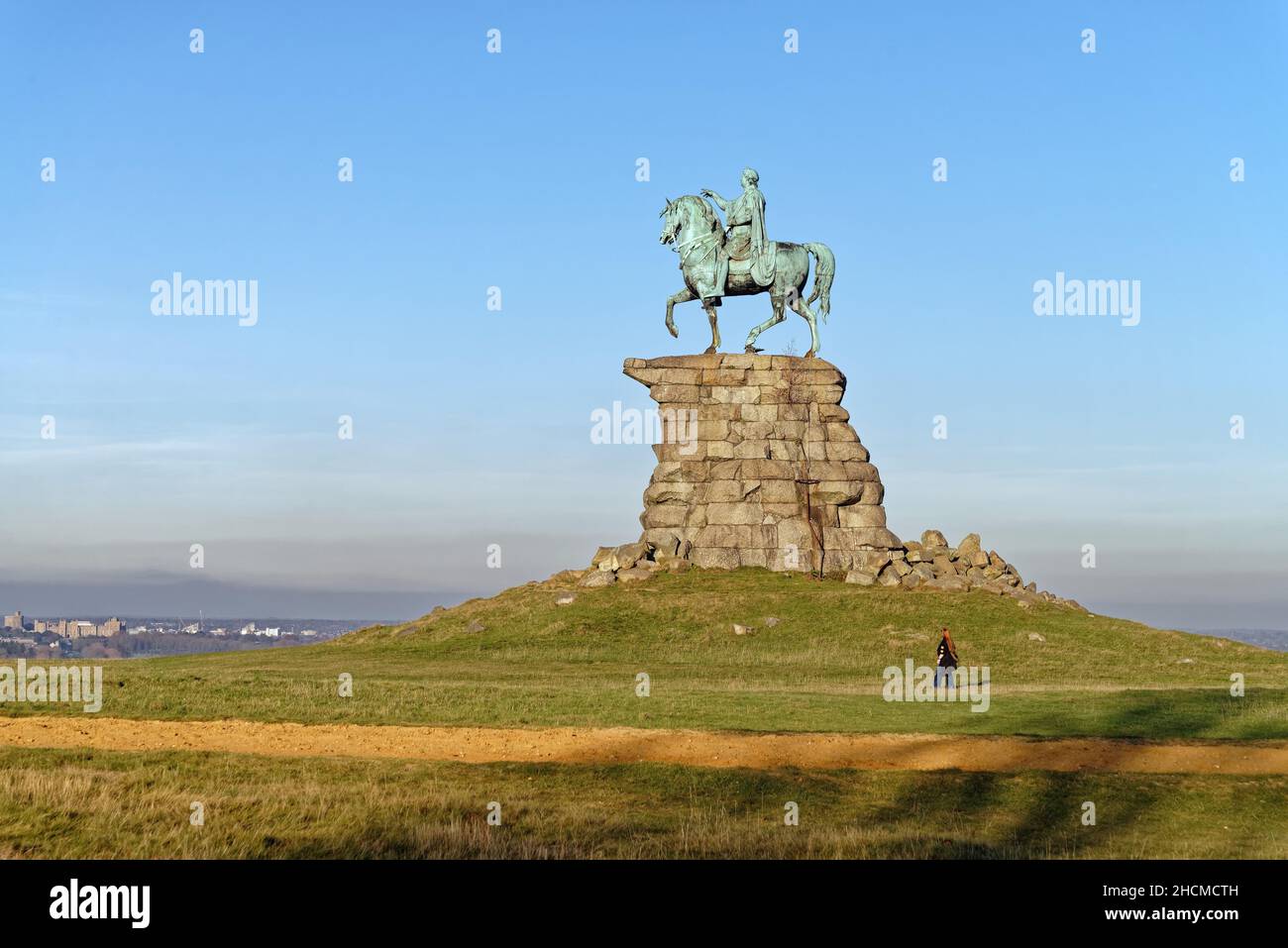 La statua equestre del Cavallo di rame di re George Third su Snow Hill nel Windsor Great Park, in un giorno d'inverno soleggiato, Berkshire Inghilterra UK Foto Stock