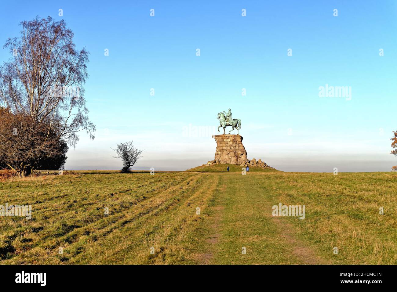 La statua equestre del Cavallo di rame di re George Third su Snow Hill nel Windsor Great Park, in un giorno d'inverno soleggiato, Berkshire Inghilterra UK Foto Stock