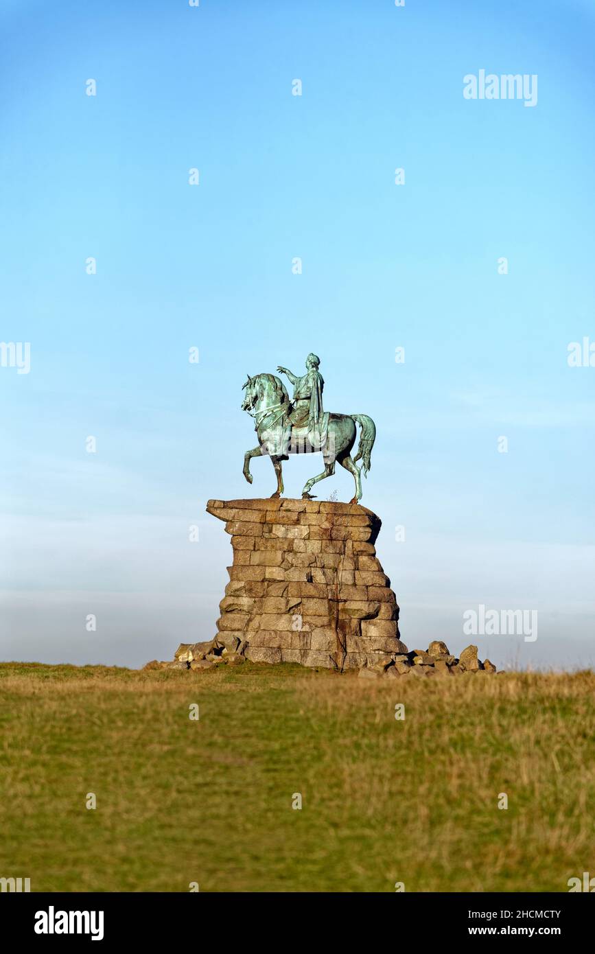 La statua equestre del Cavallo di rame di re George Third su Snow Hill nel Windsor Great Park, in un giorno d'inverno soleggiato, Berkshire Inghilterra UK Foto Stock