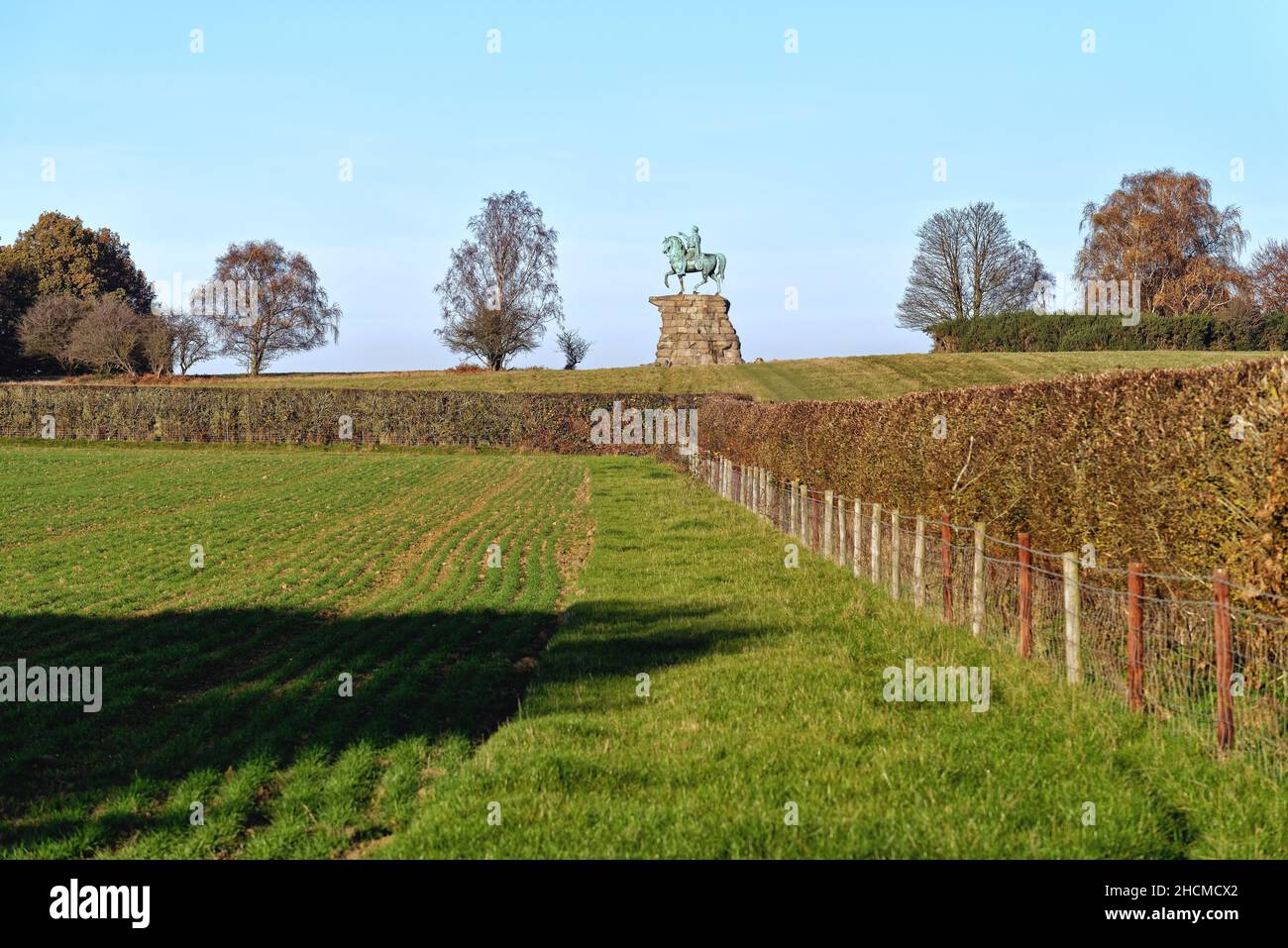 La statua equestre del Cavallo di rame di re George Third su Snow Hill nel Windsor Great Park, in un giorno d'inverno soleggiato, Berkshire Inghilterra UK Foto Stock