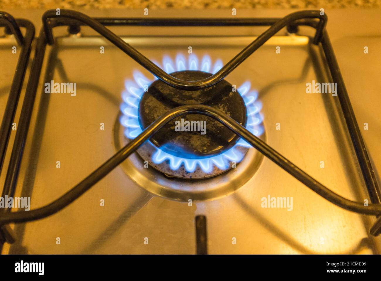 Aumento del costo dell'energia previsto nel 2022 a causa dei costi elevati nel mercato globale del gas.fornello a gas che mostra fiamme blu. Foto Stock