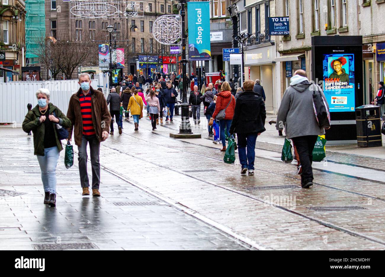 Dundee, Tayside, Scozia, Regno Unito. 30th dicembre 2021. UK Meteo: Le temperature in alcune parti della Scozia nord-orientale raggiungono i 12°C in un giorno di dicembre luminoso e mite. Con la minaccia di un altro blocco Covid a causa della diffusione del nuovo coronavirus Omicron in tutto il paese, pochi residenti locali stanno trascorrendo la giornata facendo shopping nel centro di Dundee. Credit: Dundee Photographics/Alamy Live News Foto Stock