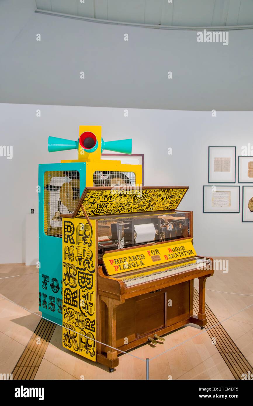 La pianola piano in Orchestral manovre mostra del Museo ArtScience Singapore. Un pianoforte autoriprodotto. Foto Stock