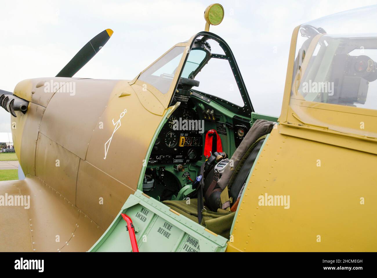 Seconda guerra mondiale Supermarine Spitfire Mk.Vc caccia aereo cockpit di JG891 in deserto schema colore. Restaurato da Historic Flying Ltd per Tom Blair Foto Stock