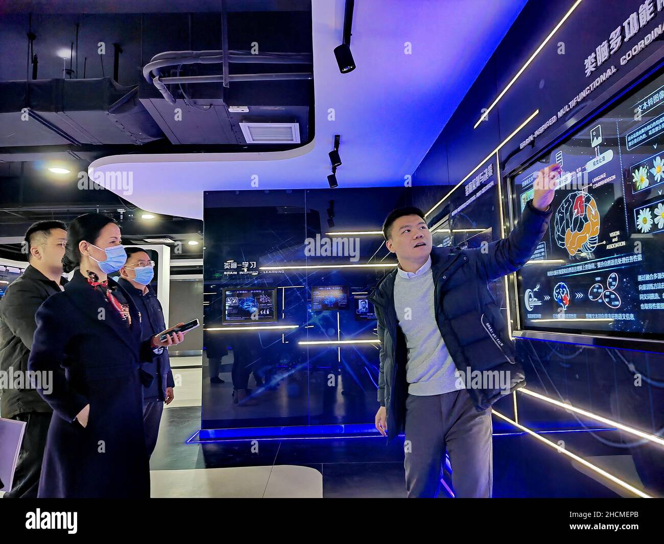 HEFEI, CINA - 30 DICEMBRE 2021 - gli scienziati introducono tecnologie di intelligenza artificiale come la visione computerizzata applicata, l'intelligenza di rete, il SM Foto Stock