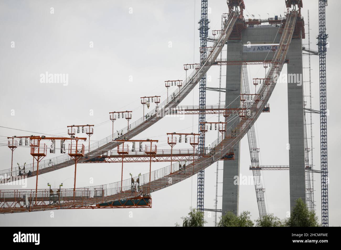 Braila, Romania - 26 agosto 2021: Il sito di costruzione del ponte Braila, un ponte sul Danubio tra Braila e la riva opposta del riv Foto Stock