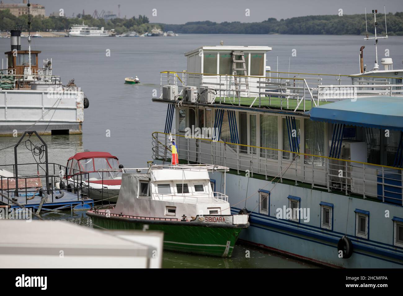 Braila, Romania - 26 agosto 2021: Navi nei cantieri navali e sulle banchine del porto di Braila. Foto Stock