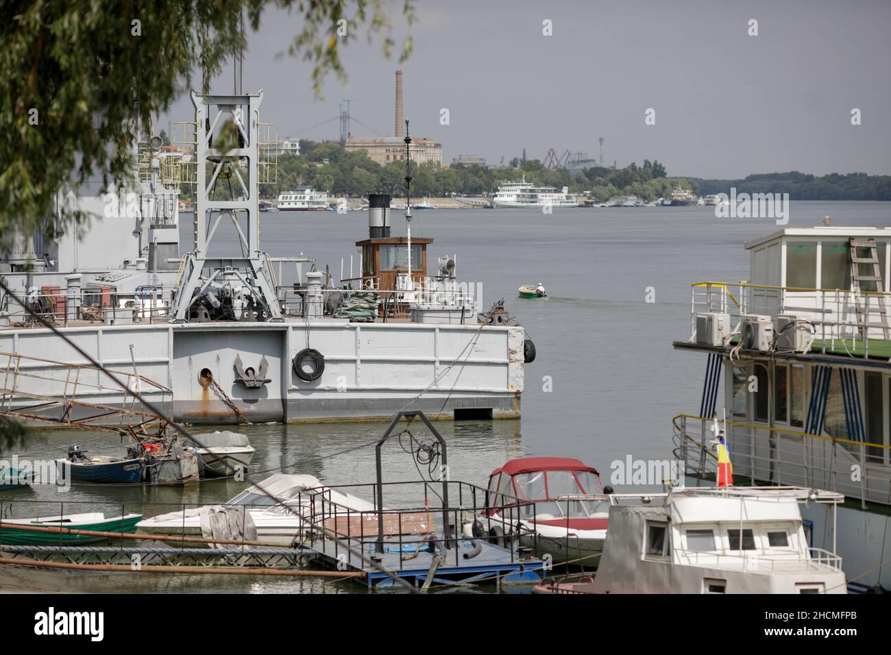 Braila, Romania - 26 agosto 2021: Navi nei cantieri navali e sulle banchine del porto di Braila. Foto Stock