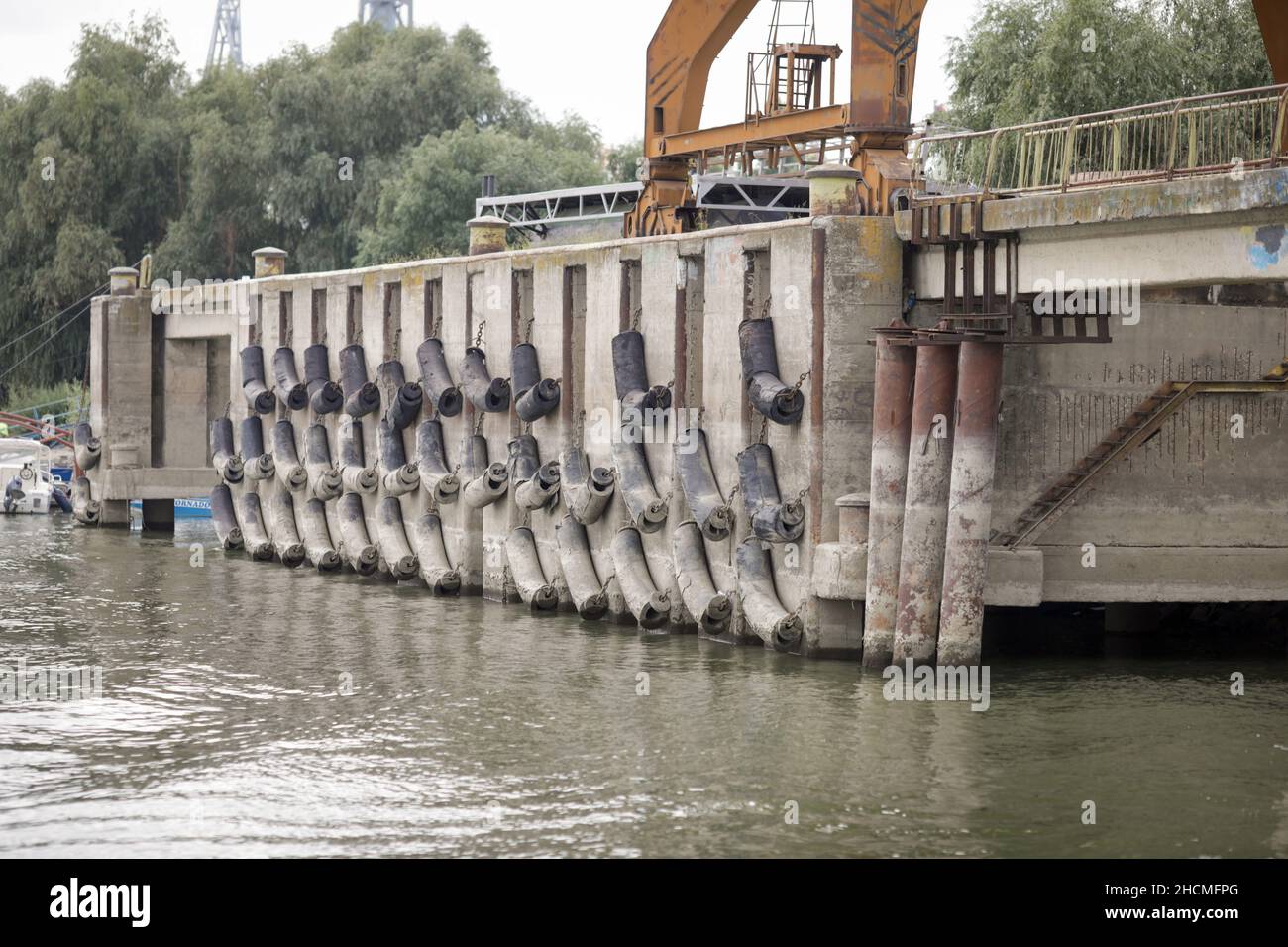 Braila, Romania - 26 agosto 2021: Dettagli con area industriale in cemento sulle banchine del porto di Braila. Foto Stock