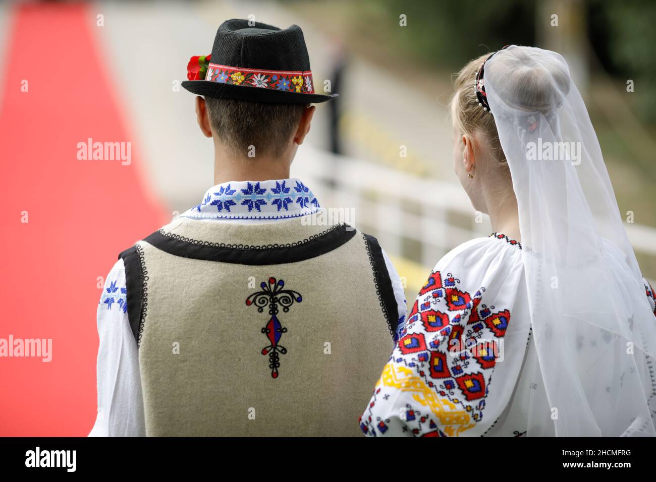 Braila, Romania - 26 agosto 2021:profondità di campo poco profonda (fuoco selettivo) dettagli con un ragazzo e una ragazza vestita in abbigliamento tradizionale rumeno. Foto Stock