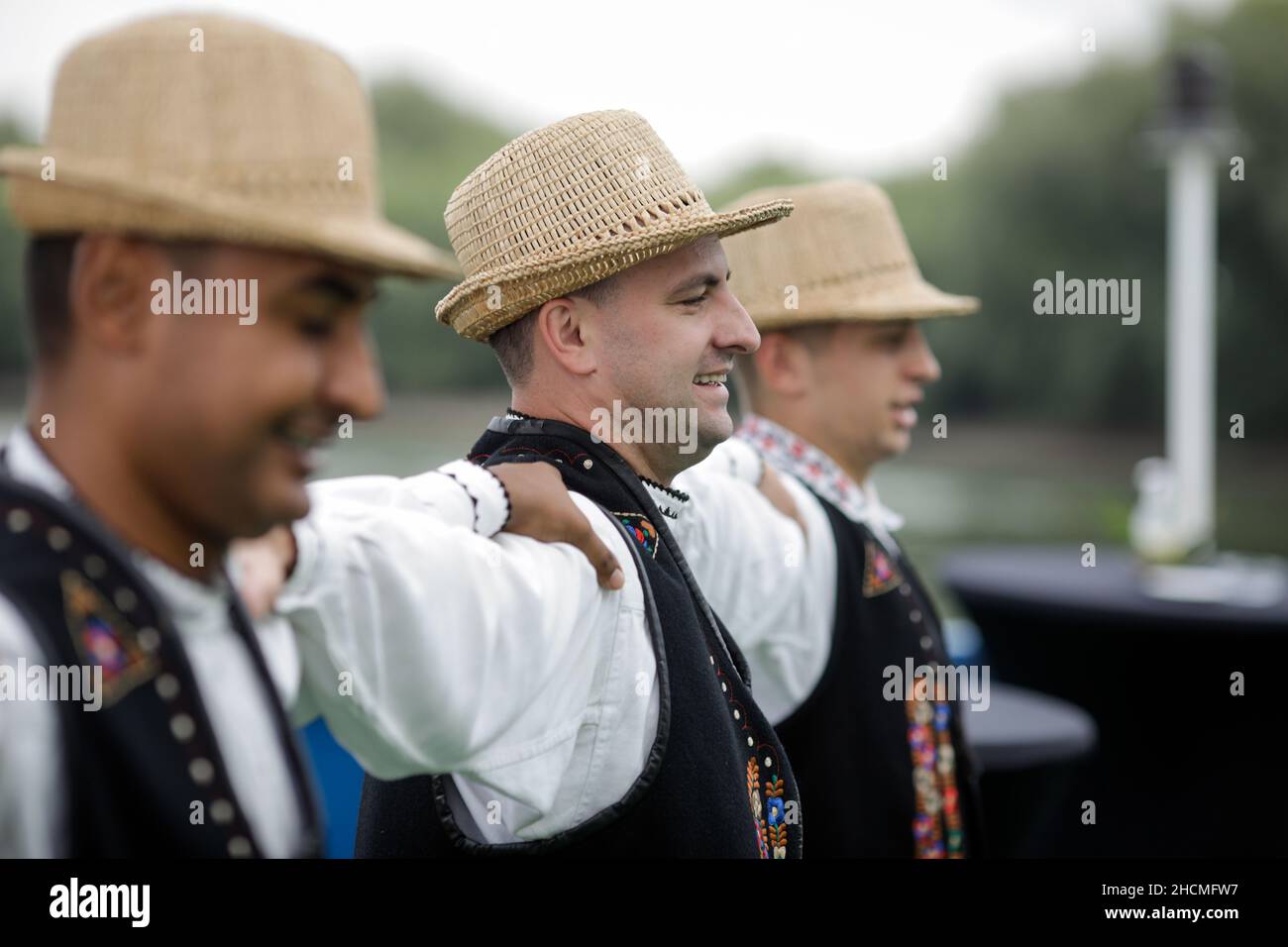 Braila, Romania - 26 agosto 2021: Gli uomini vestiti con costumi tradizionali rumeni eseguono una danza tradizionale. Foto Stock