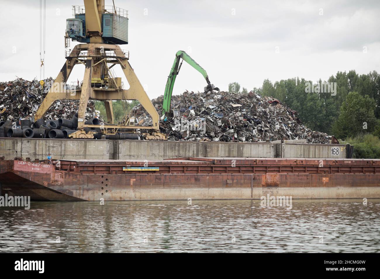 Braila, Romania - 26 agosto 2021: Rottami di metallo sulle rive del Danubio. Foto Stock