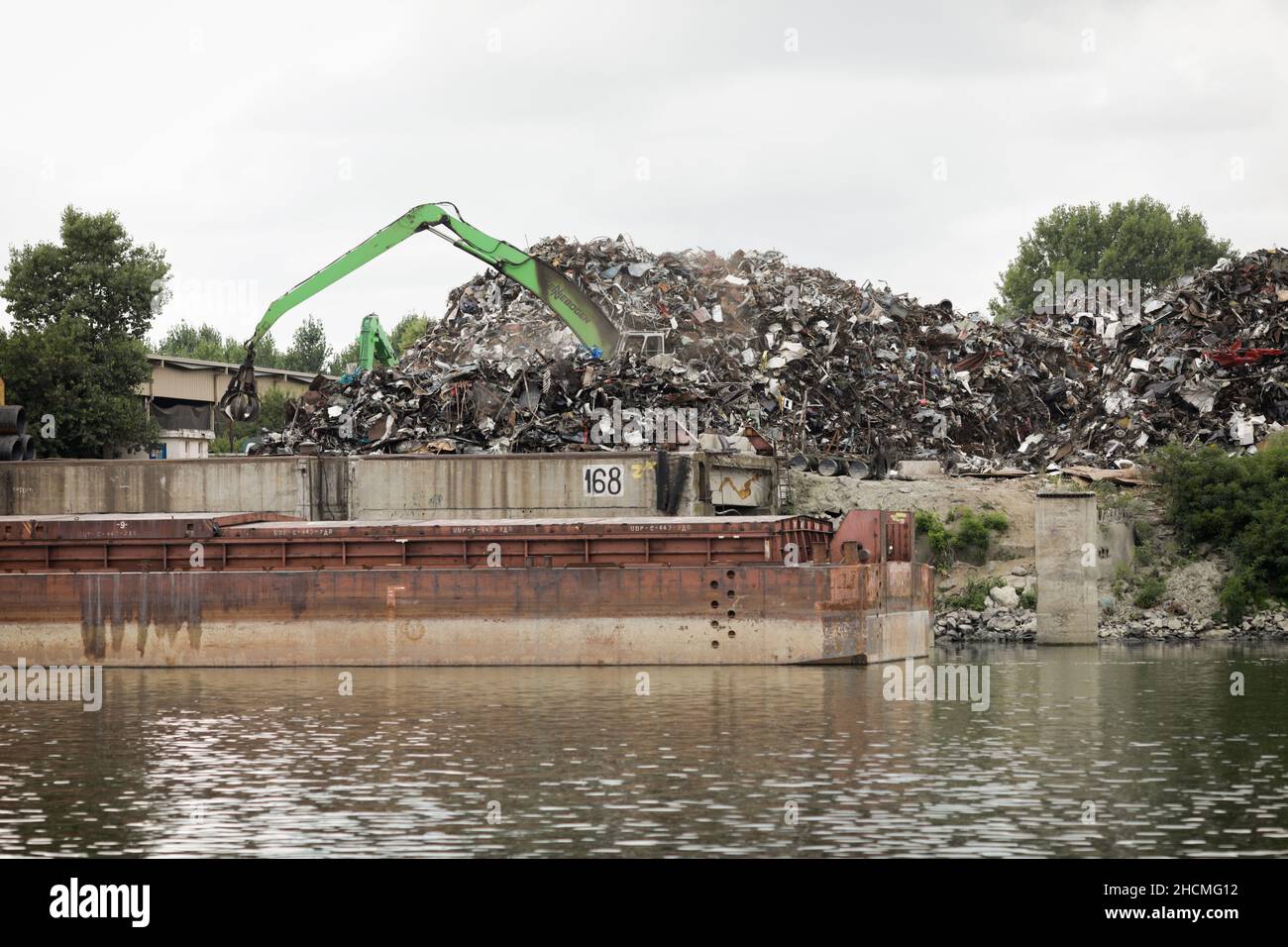 Braila, Romania - 26 agosto 2021: Rottami di metallo sulle rive del Danubio. Foto Stock