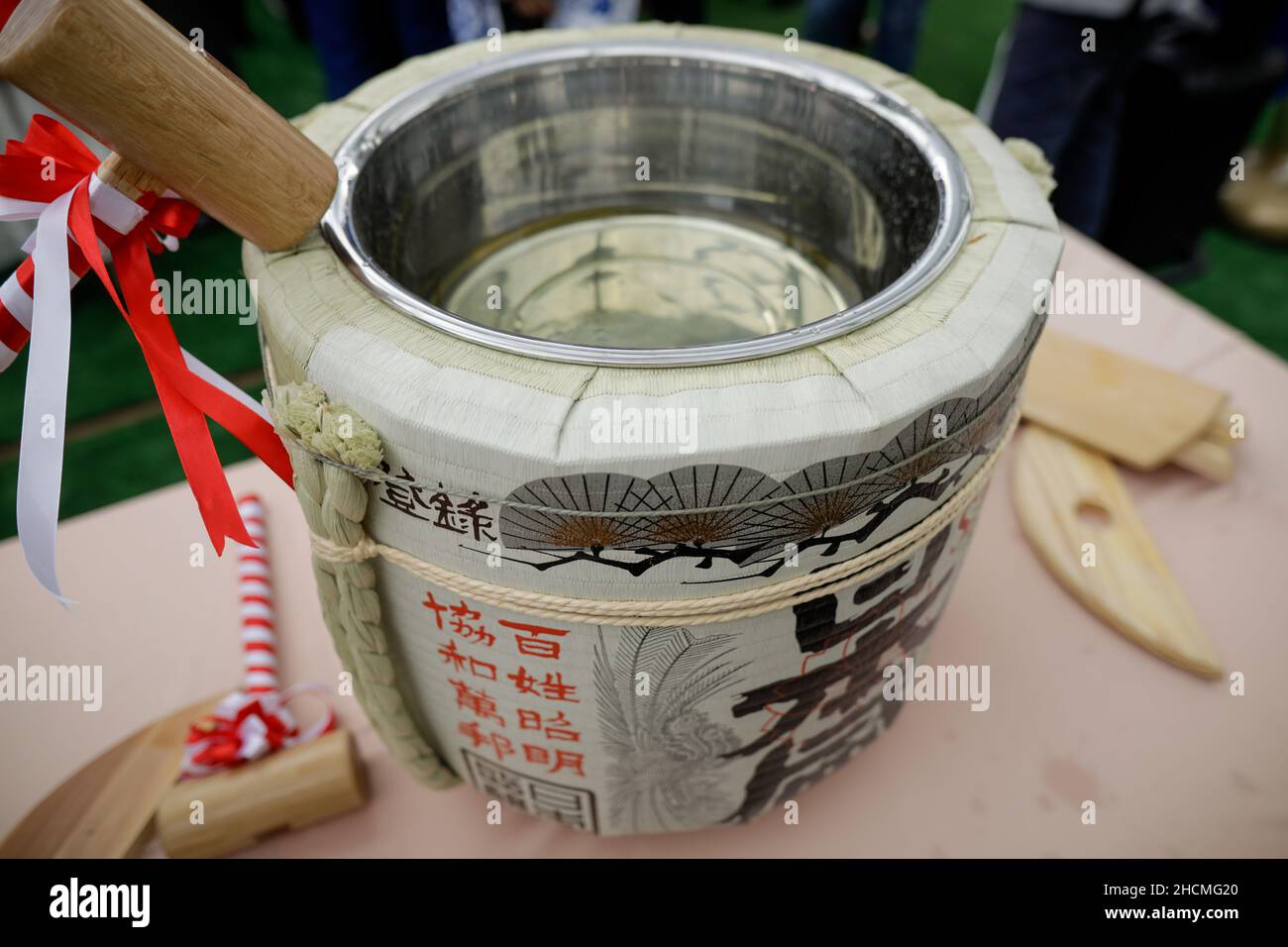 Braila, Romania - 26 agosto 2021: Profondità di campo poco profonda (fuoco selettivo) dettagli con un tradizionale barile di sake giapponese dopo il sake Barrel Cere Foto Stock