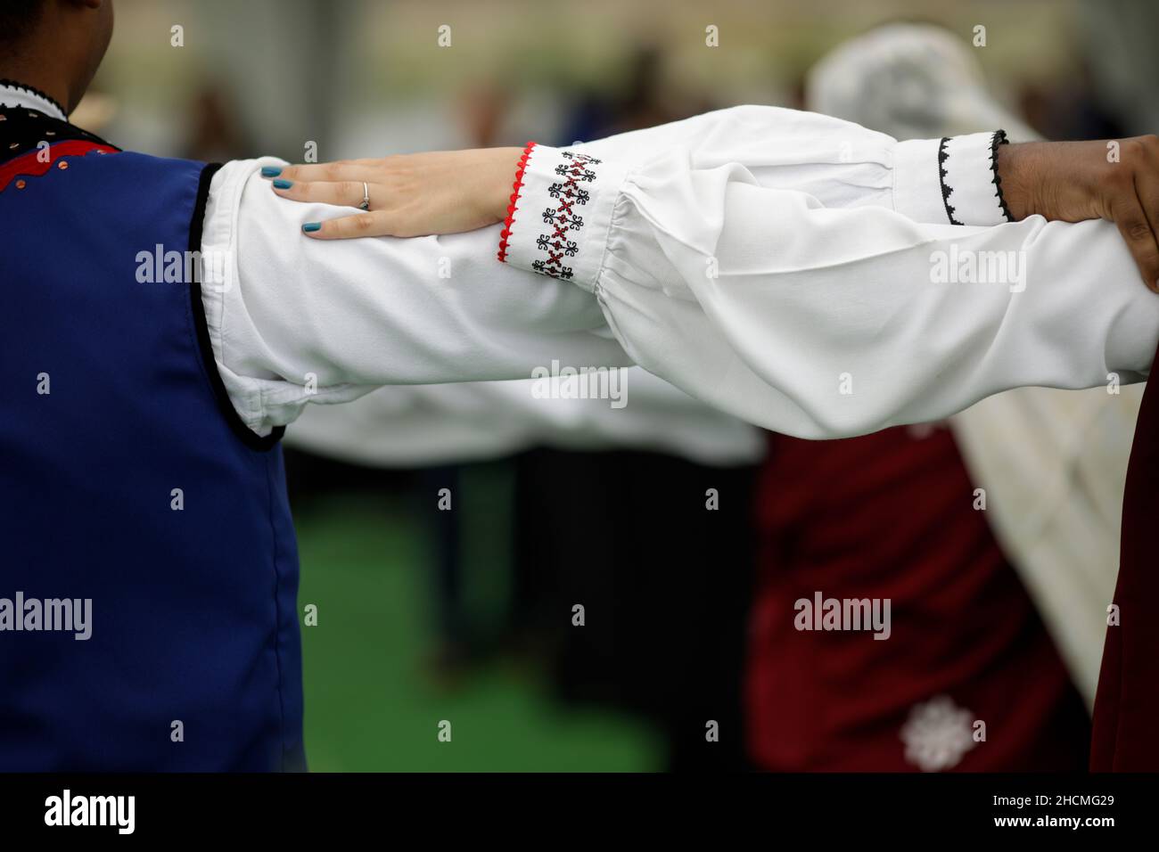 Braila, Romania - 26 agosto 2021: Uomini e donne vestiti con costumi tradizionali rumeni eseguono una danza tradizionale. Foto Stock