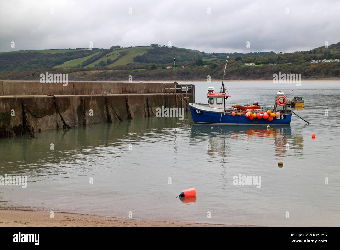 Barca da pesca, porto di New Quay, Ceredigion, Galles Foto Stock